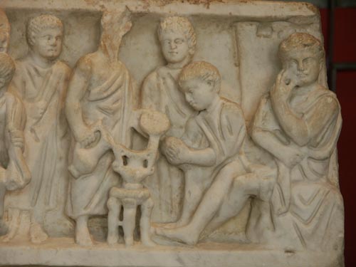 Fig. 2 - Pilate judging Christ (detail) from a marble sarcophagus dating to the fourth century. Arles, Musée de l’Arles Antique.